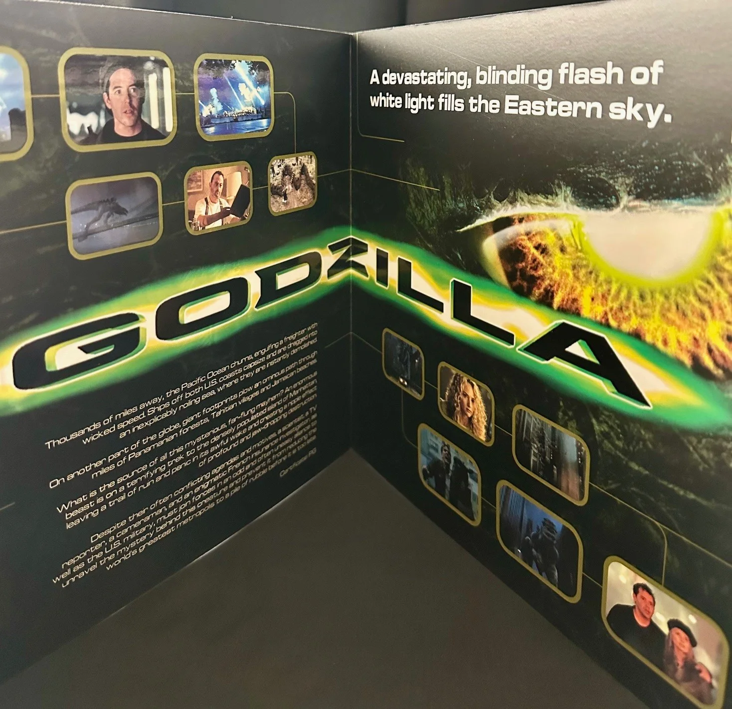 Cast — 1998 Godzilla Cast Signed Promotional Movie Brochure Matthew Broderick Jean Reno, изображение 2