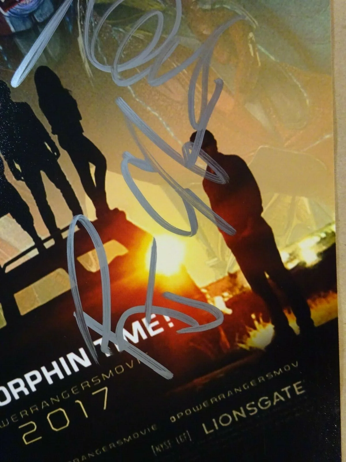 Dacre Montgomery, RJ Cyler, Naomi Scott, Ludi Lin — Signed POWER RANGERS Autographed By 4 12"x18" Photo MONTGOMERY + BECKETT LOA COA, image 4