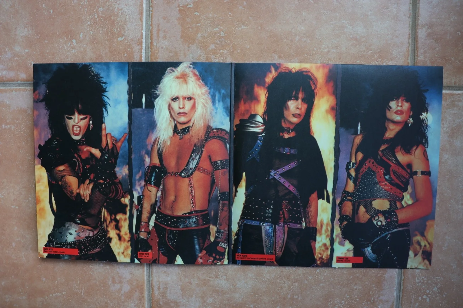 Motley Crue Nikki Sixx Signed Shout At The Devil 40th Anniversary Record Album, изображение 2