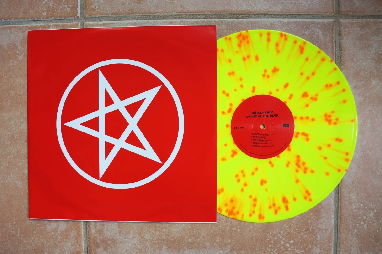 Motley Crue Nikki Sixx Signed Shout At The Devil 40th Anniversary Record Album, изображение 3