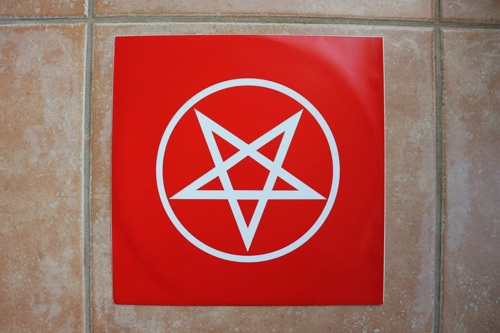 Motley Crue Nikki Sixx Signed Shout At The Devil 40th Anniversary Record Album, изображение 4