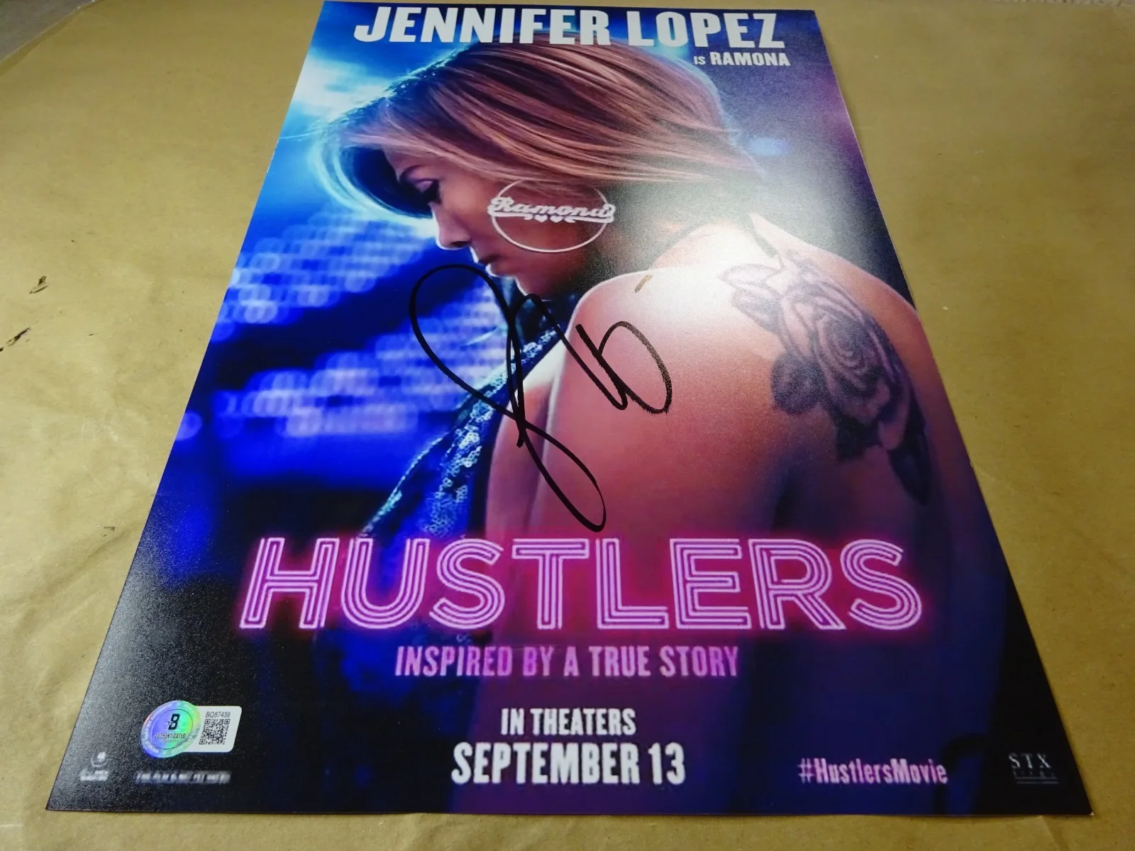 Jennifer Lopez — Signed Jennifer Lopez J.Lo Autographed Hustlers 11"x17" Photo Beckett BAS COA, изображение 2