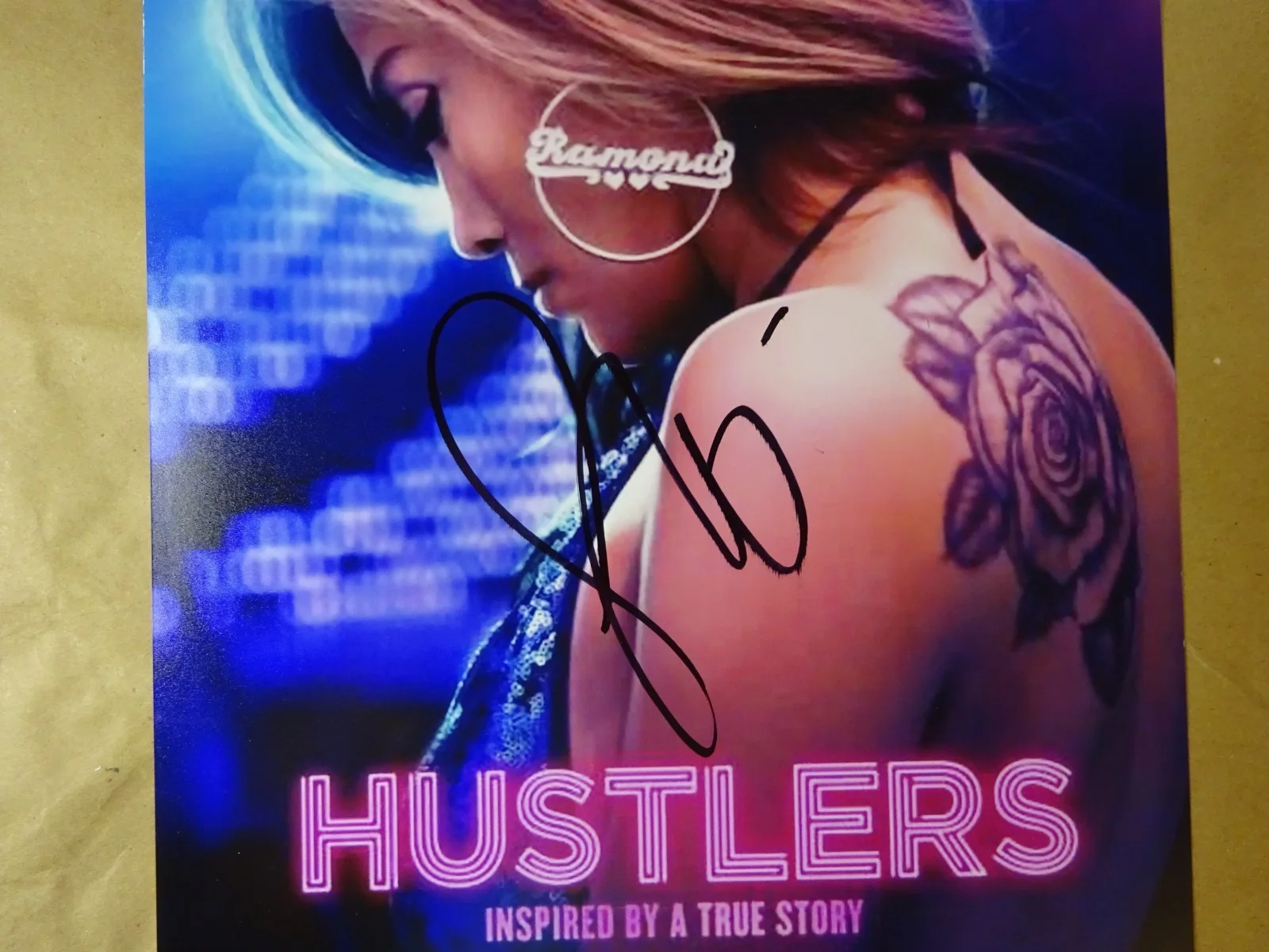 Jennifer Lopez — Signed Jennifer Lopez J.Lo Autographed Hustlers 11"x17" Photo Beckett BAS COA, изображение 3