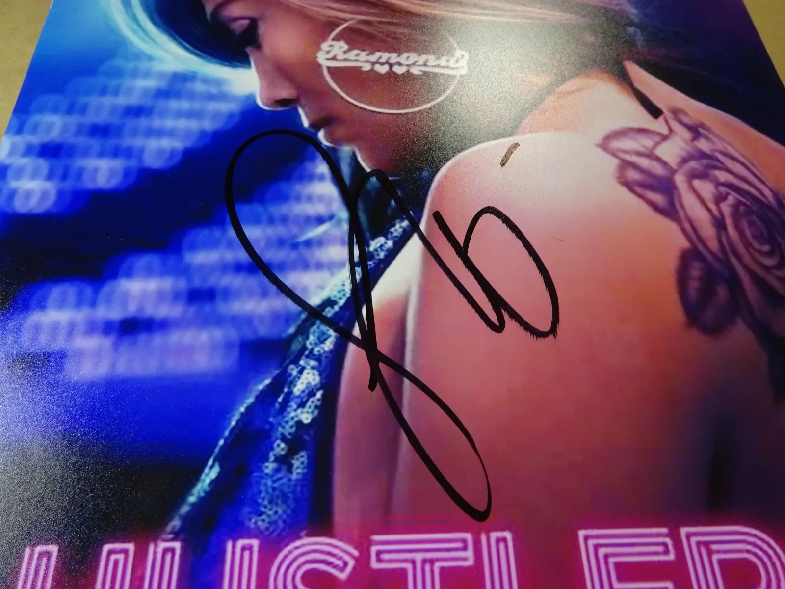 Jennifer Lopez — Signed Jennifer Lopez J.Lo Autographed Hustlers 11"x17" Photo Beckett BAS COA, изображение 4