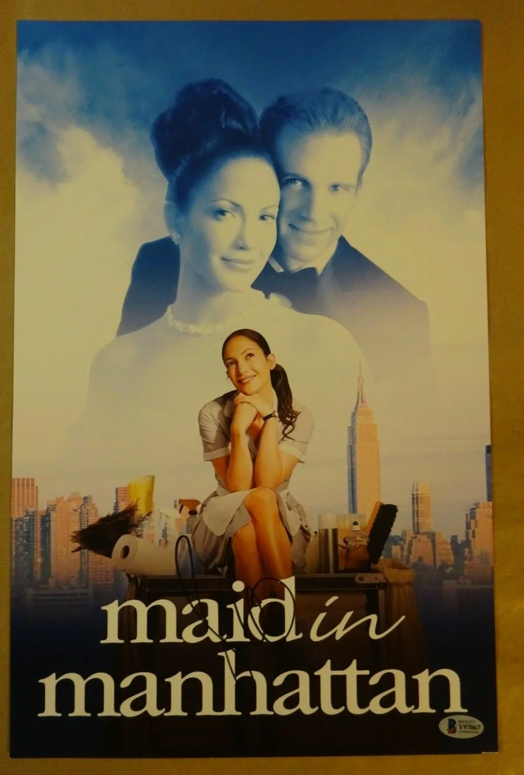 Jennifer Lopez — Signed JENNIFER LOPEZ Autographed MAID IN MANHATTAN Photo 11x17 BECKETT BAS COA, image 2