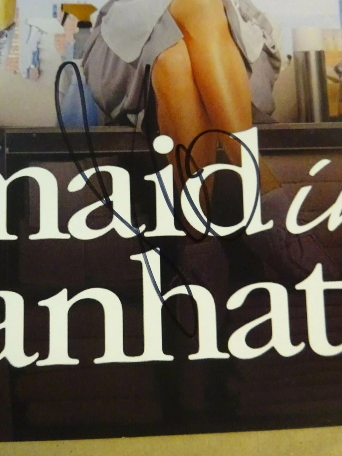 Jennifer Lopez — Signed JENNIFER LOPEZ Autographed MAID IN MANHATTAN Photo 11x17 BECKETT BAS COA, image 3