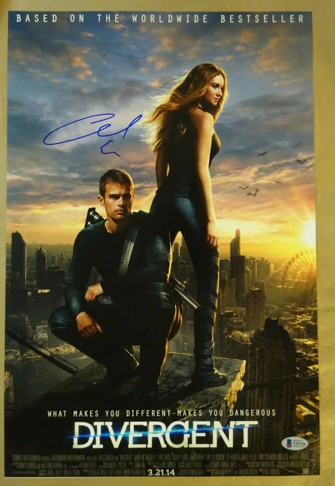 Ansel Elgort — Signed ANSEL ELGORT Autographed DIVERGENT 12"x18" Photo BECKETT COA, изображение 2