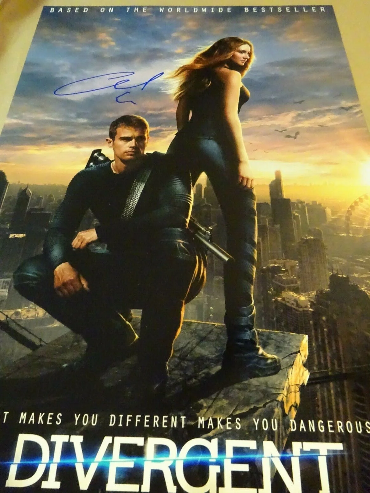 Ansel Elgort — Signed ANSEL ELGORT Autographed DIVERGENT 12"x18" Photo BECKETT COA, изображение 4
