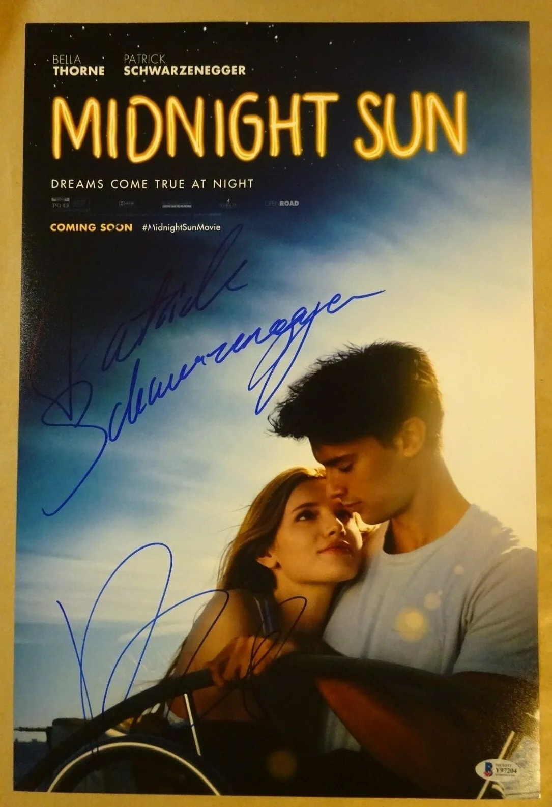Bella Thorne, Patrick Schwarzenegger — Signed BELLA THORNE & SCHWARZENEGGER MIDNIGHT SUN 12"x18" Photo BECKETT BAS COA, изображение 2