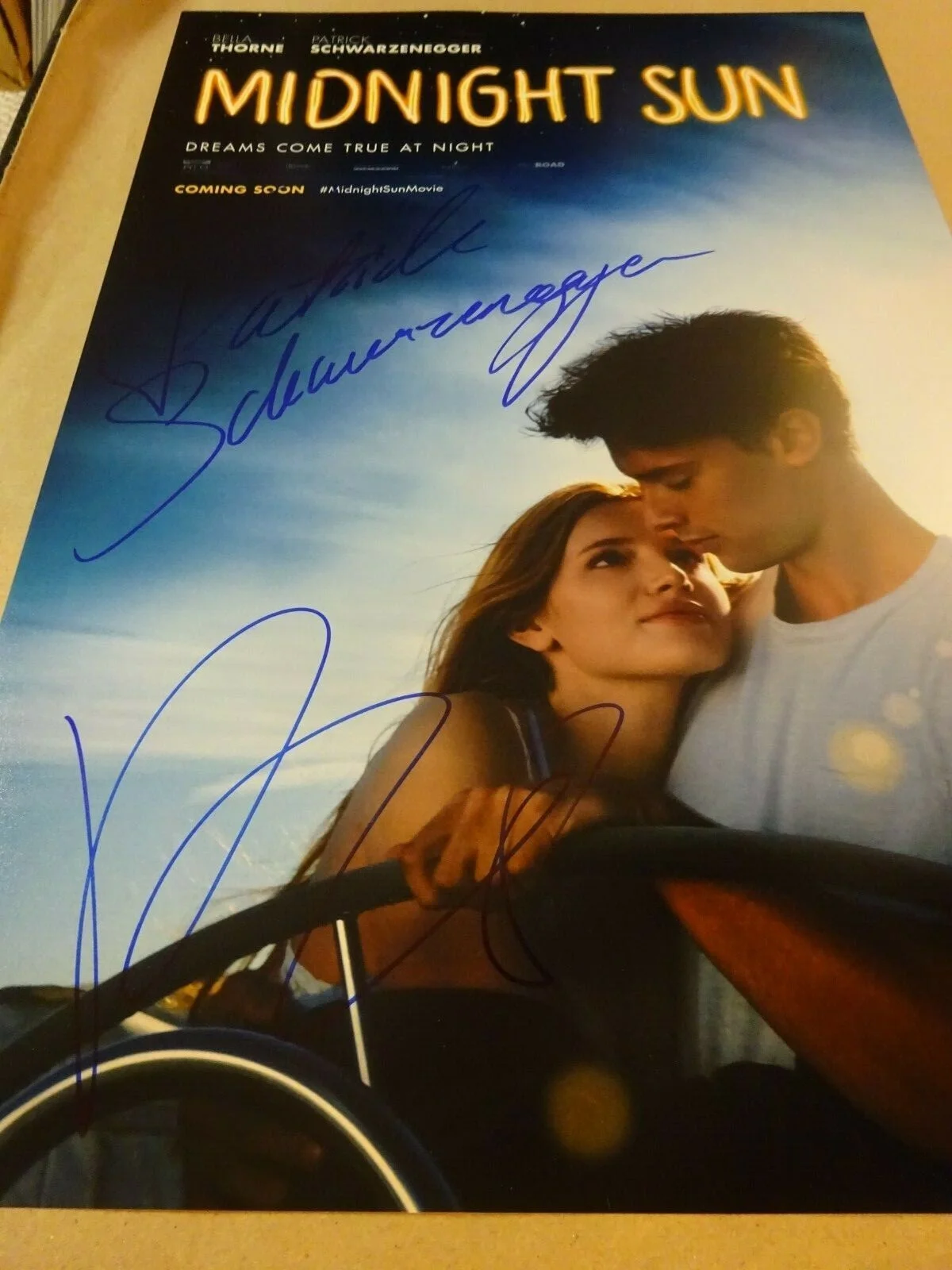 Bella Thorne, Patrick Schwarzenegger — Signed BELLA THORNE & SCHWARZENEGGER MIDNIGHT SUN 12"x18" Photo BECKETT BAS COA, изображение 3
