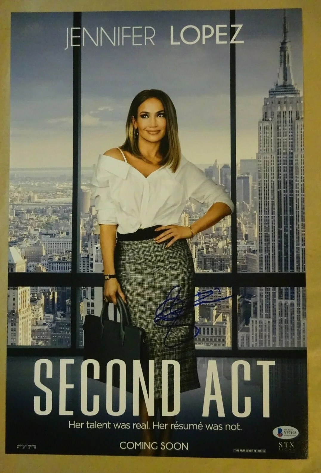Leah Remini — Signed LEAH REMINI Autographed SECOND ACT 12"x18" Photo BECKETT BAS COA, image 2