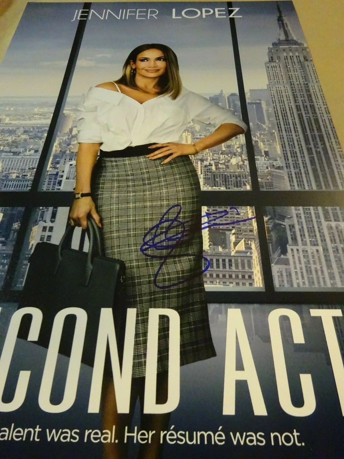 Leah Remini — Signed LEAH REMINI Autographed SECOND ACT 12"x18" Photo BECKETT BAS COA, image 4