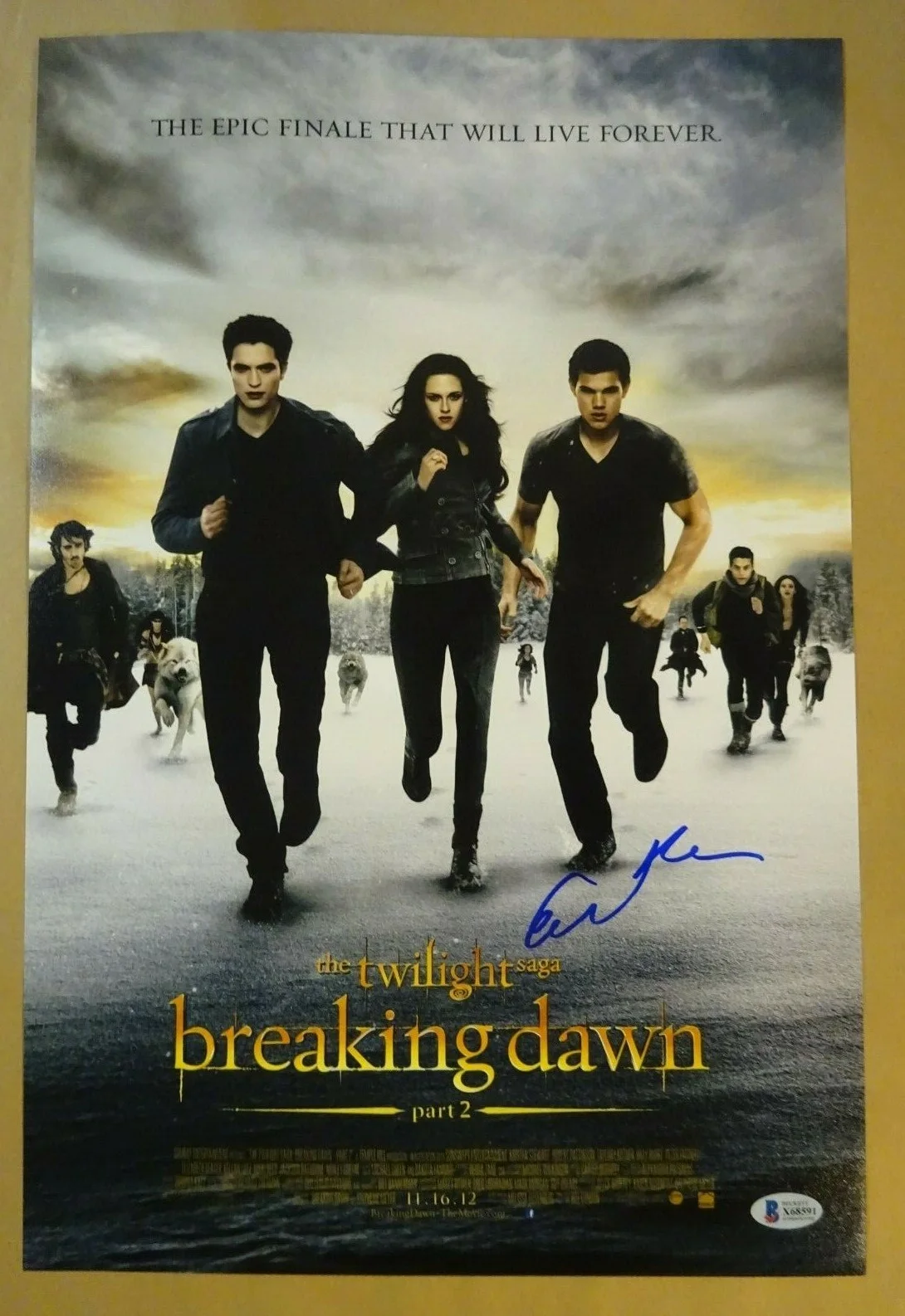The Twilight Saga: Breaking Dawn Part 2 — Signed ELIZABETH REASER Autographed TWILIGHT 12"x18" Photo BECKETT BAS COA, image 2