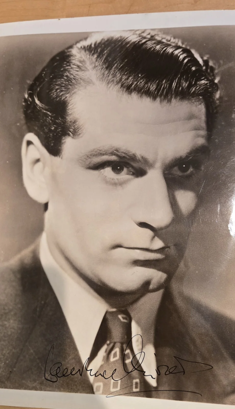 Laurence Olivier — Laurence Olivier Vintage Signed Autographed Studio 8x10 B/W Photo Rare, image 2