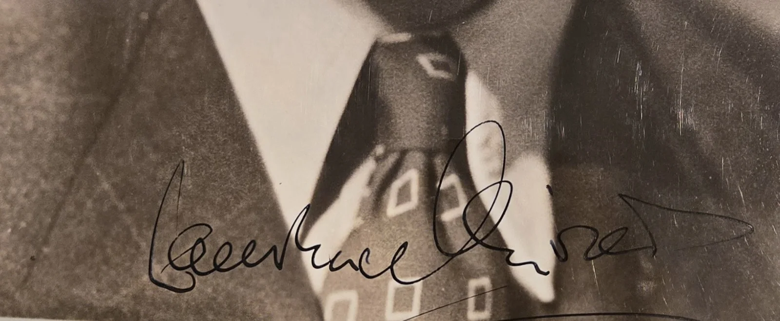 Laurence Olivier — Laurence Olivier Vintage Signed Autographed Studio 8x10 B/W Photo Rare, image 3