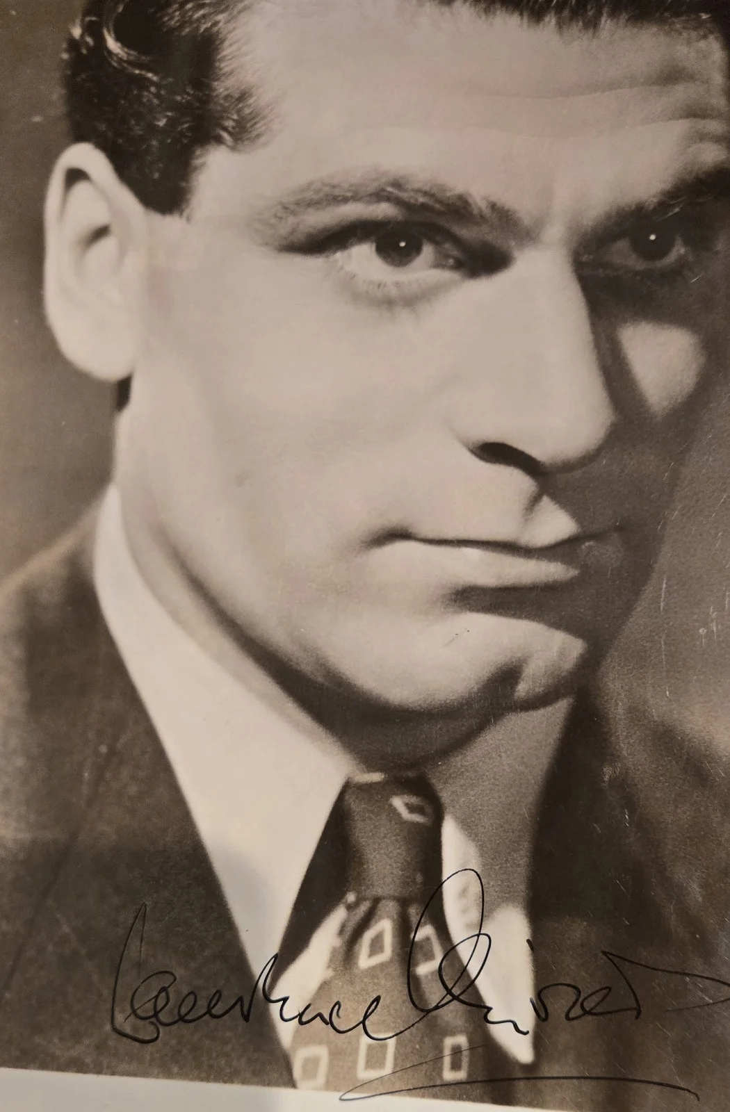 Laurence Olivier — Laurence Olivier Vintage Signed Autographed Studio 8x10 B/W Photo Rare, image 5