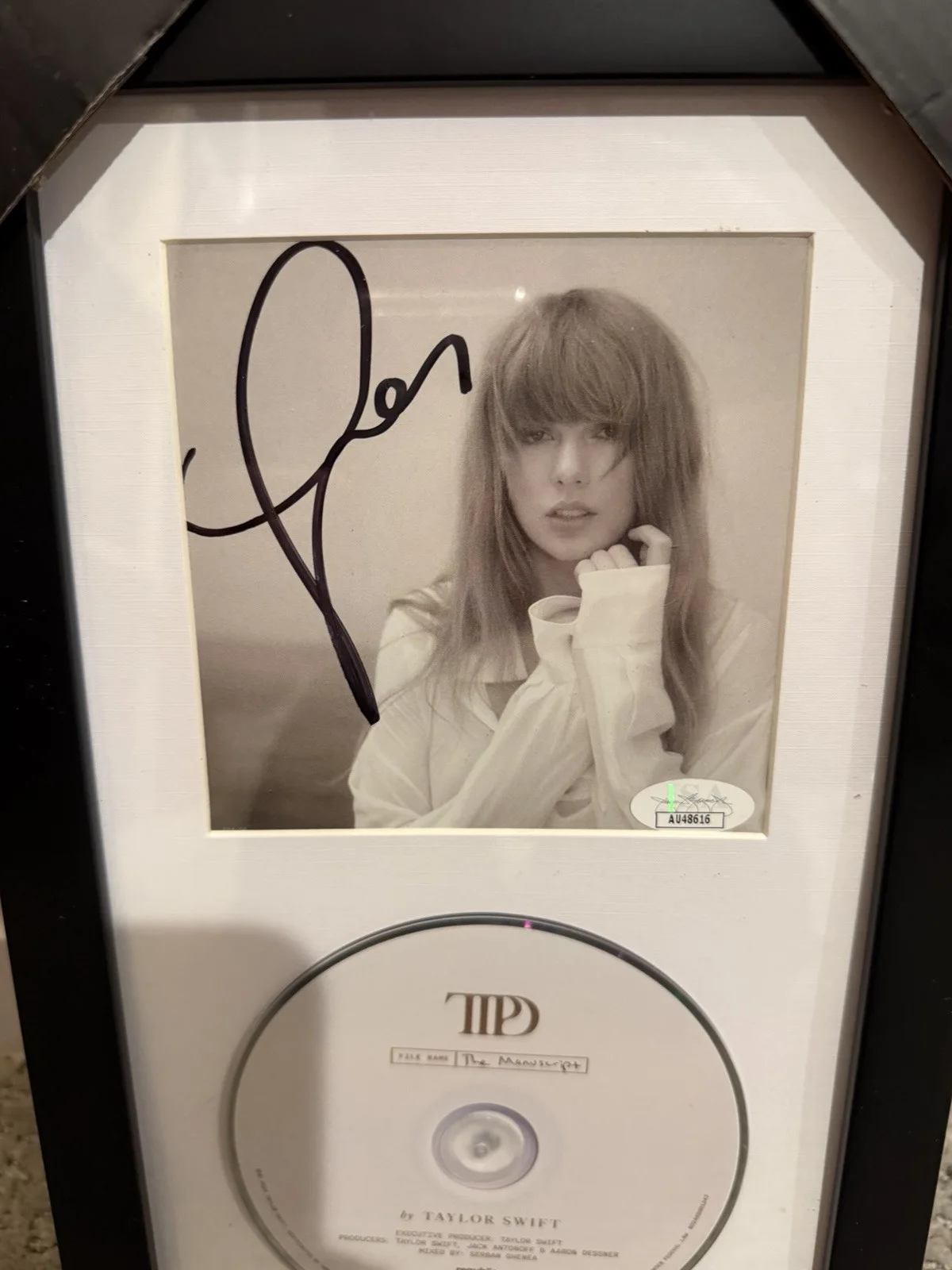 Taylor Swift Signed Tortured Poets CD Cover JSA Certified Autograph Framed Auto, изображение 3