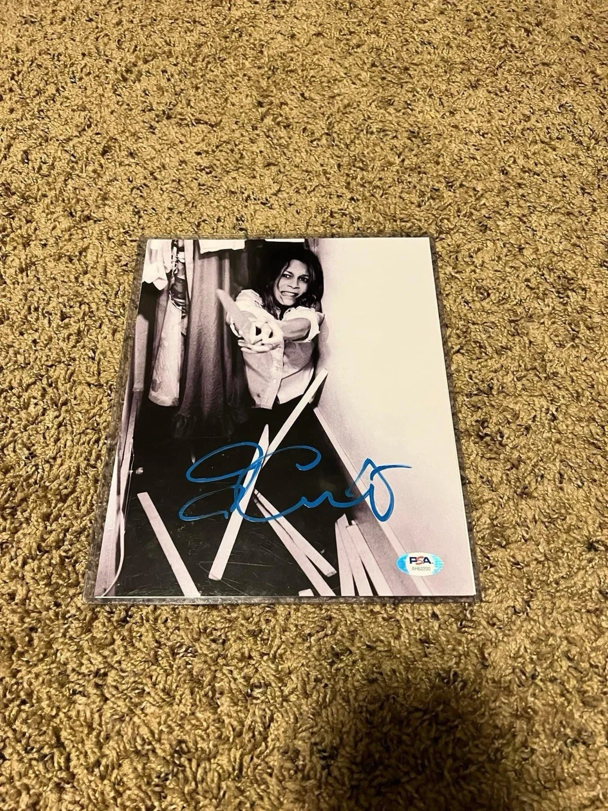 Jamie Lee Curtis — JAMIE LEE CURTIS SIGNED 8x10 HALLOWEEN PHOTO PSA/DNA