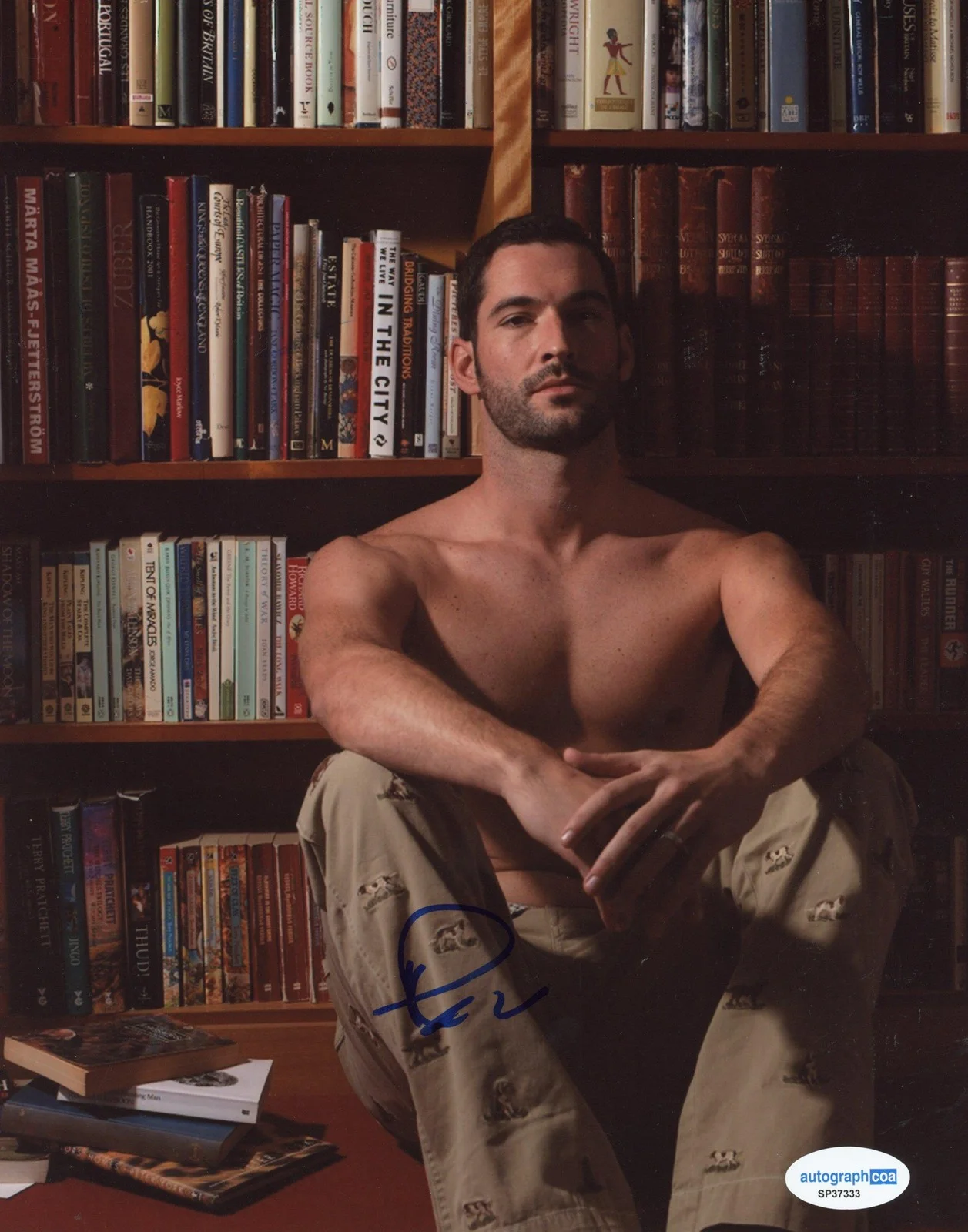 Tom Ellis — Tom Ellis "Lucifer" AUTOGRAPH Signed Shirtless Autographed 8x10 Photo ACOA, изображение 2