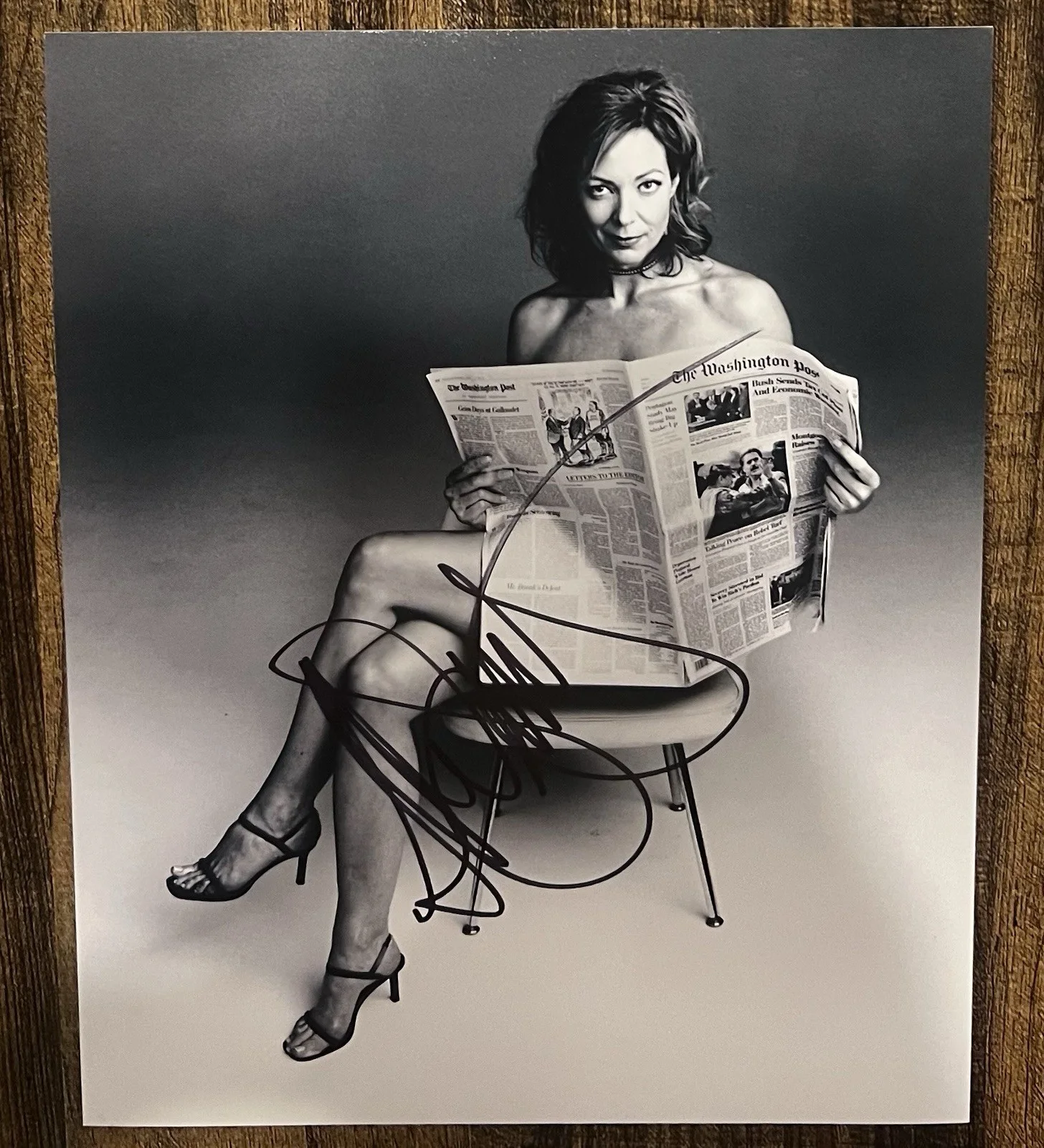 ALLISON JANNEY — ALLISON JANNEY IN PERSON SIGNED 8X10 COLOR PHOTO (PROOF) COA