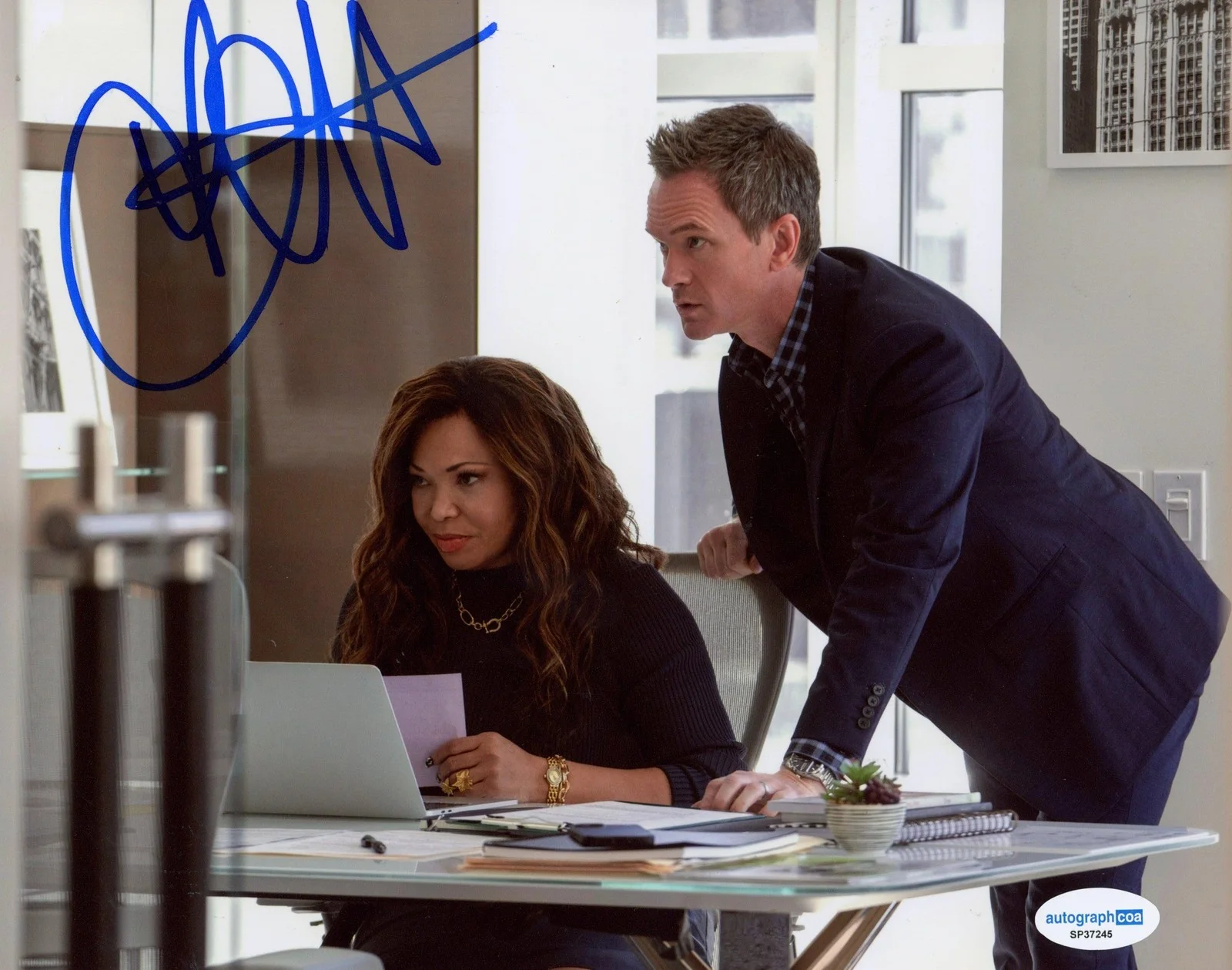Tisha Campbell — Tisha Campbell "Uncoupled" AUTOGRAPH Signed 'Suzanne' 8x10 Photo ACOA, изображение 2