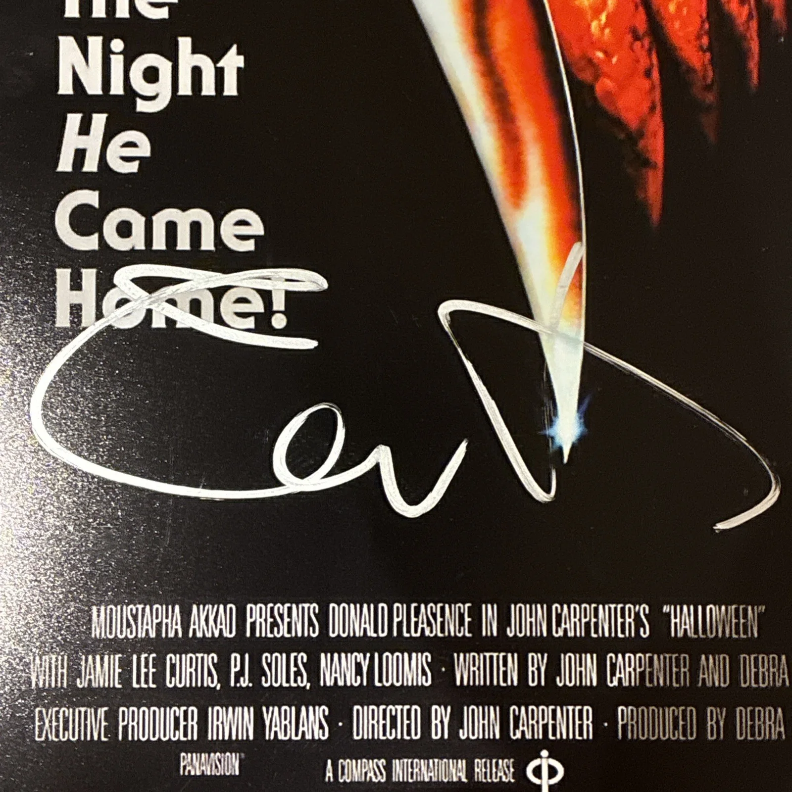 Jamie Lee Curtis — Jamie Lee Curtis Signed 12x18 Halloween Movie Poster Beckett COA, изображение 2