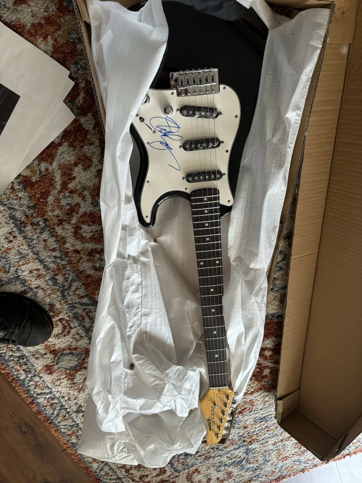 Shelby Lynne Signed Fender Guitar, image 2