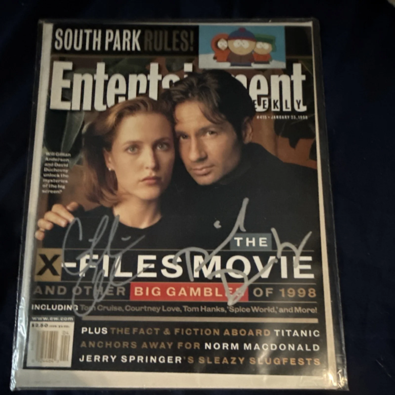 David Duchovny & Gillian Anderson — Entertainment Weekly Magazine Signed by Duchovny & Anderson w/ COA