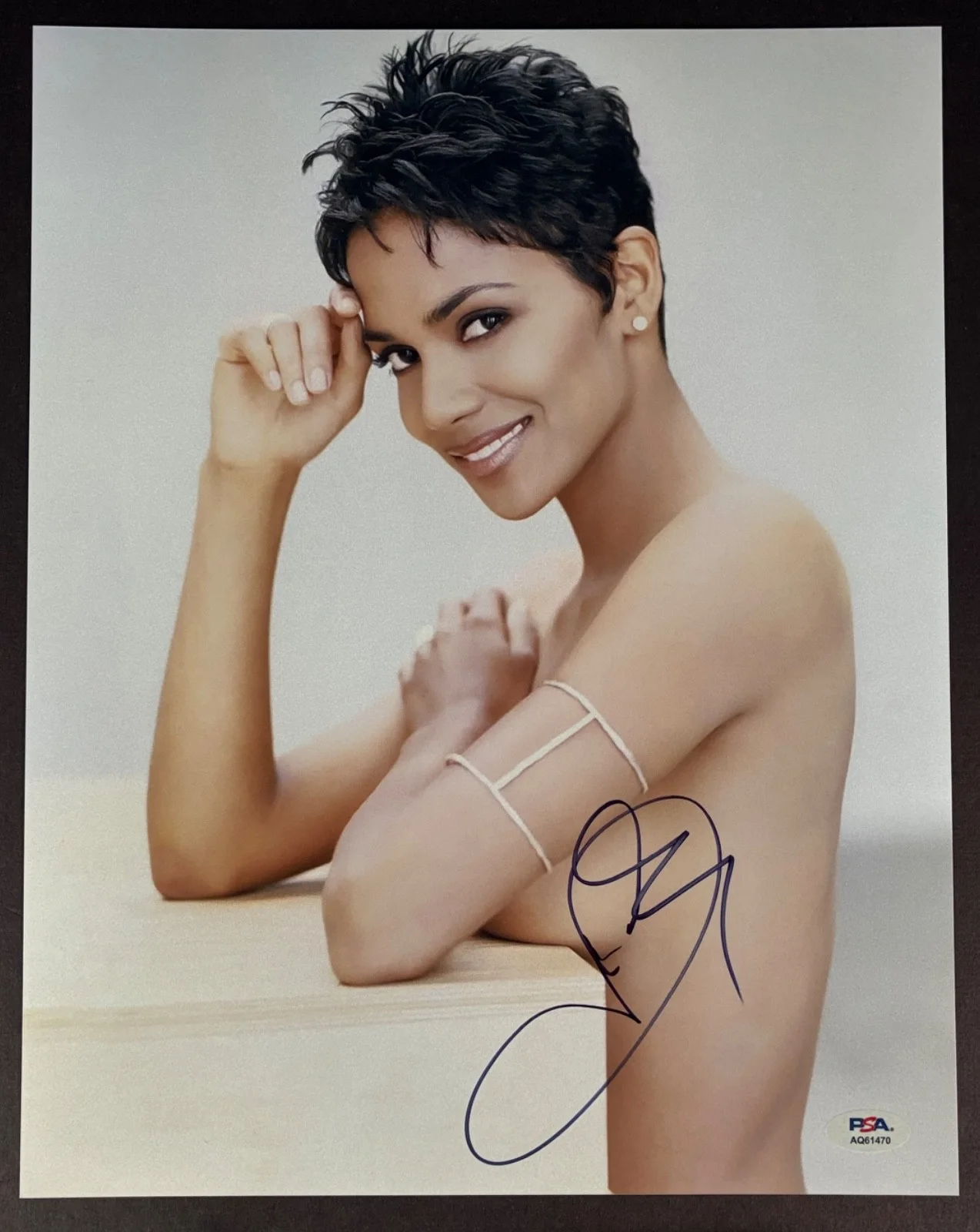 Halle Berry — HALLE BERRY SIGNED 11x14 PHOTO PSA DNA AUTOGRAPH PHOTOSHOOT HOT SEXY