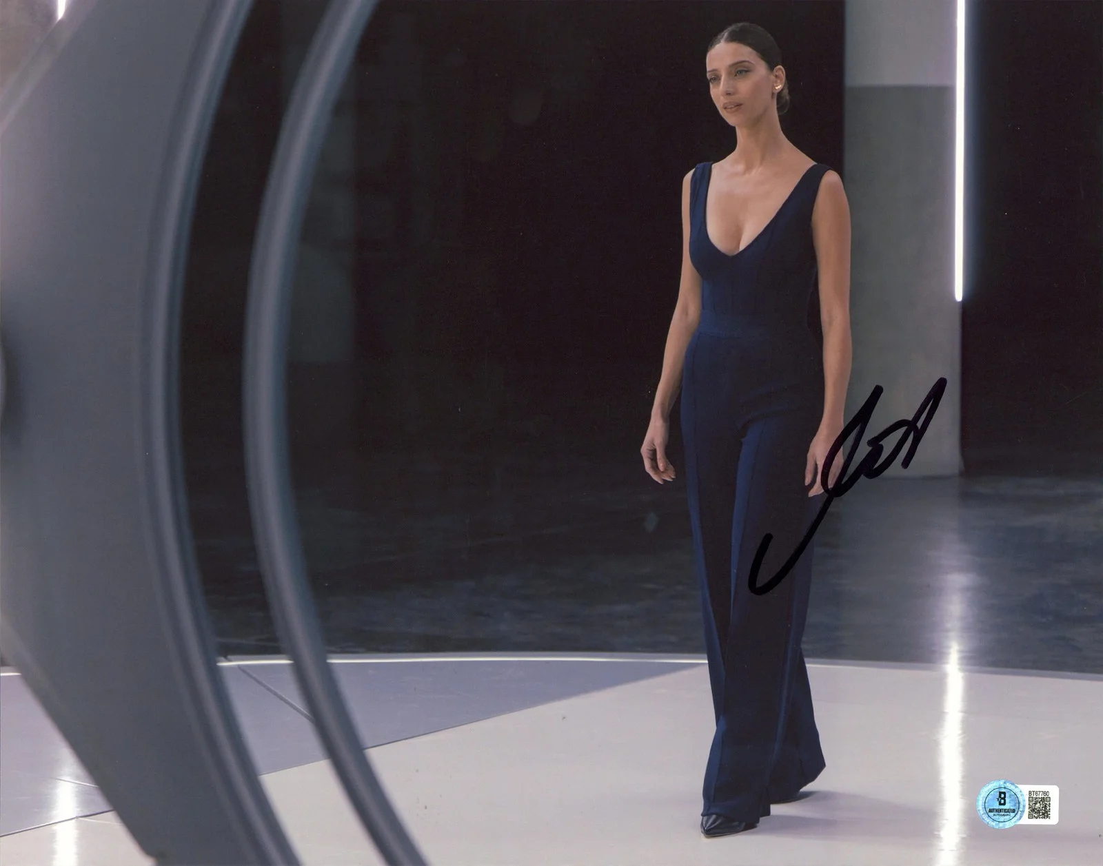 Angela Sarafyan — Angela Sarafyan Westworld Authentic Signed 11x14 Horizontal Photo BAS #BT67760