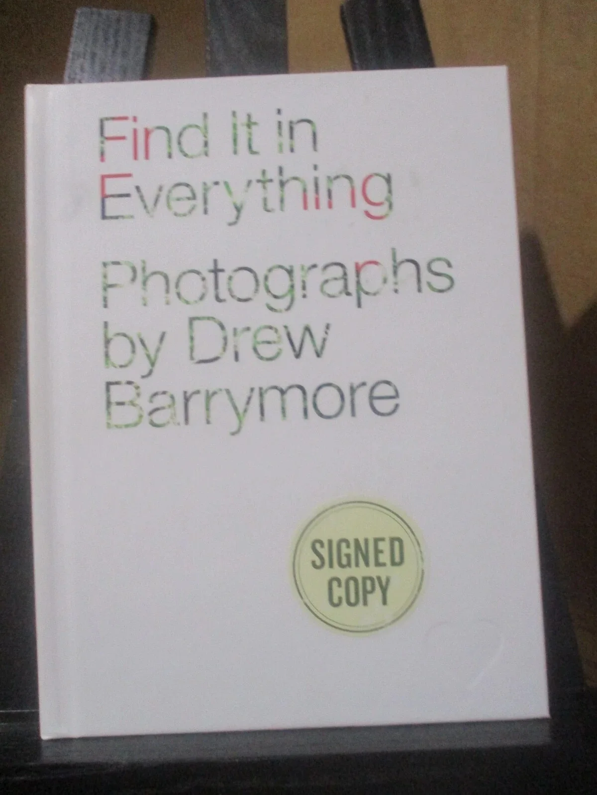 DREW BARRYMORE — DREW BARRYMORE AUTHENTIC SIGNED/AUTOGRAPHED FIND IT IN EVERYTHING BOOK, image 2