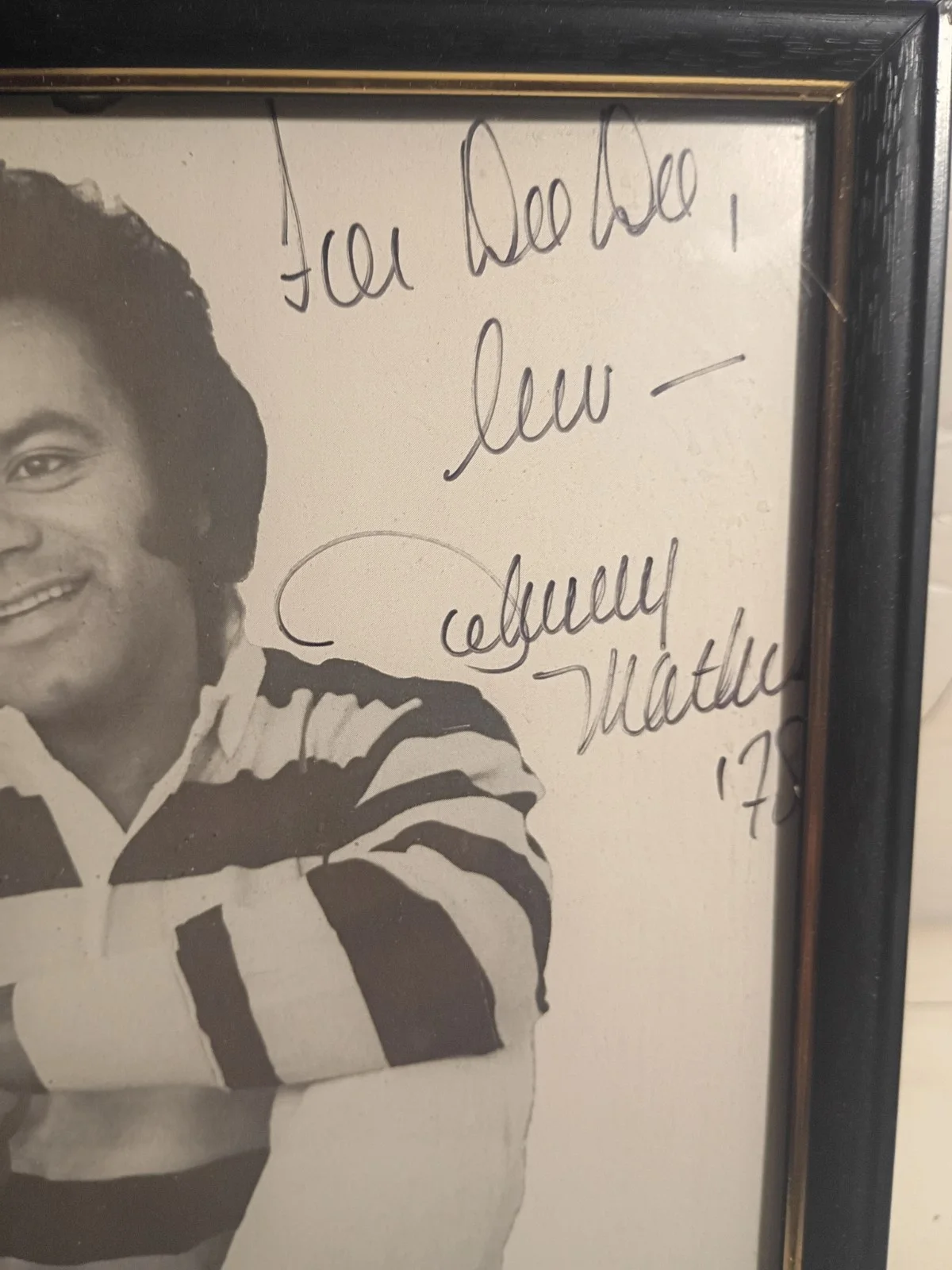 Vintage JOHNNY MATHIS Autographed/Signed 1978 B &W Framed Photograph VGC, image 2
