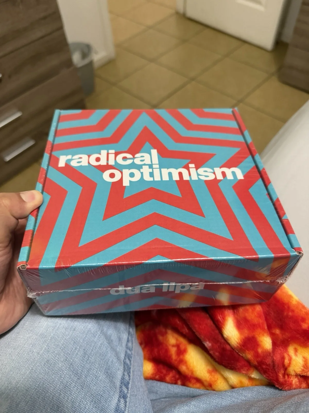Dua Lipa Signed Art Card Box Set Radical Optimism, Large T-Shirt & CD, изображение 2