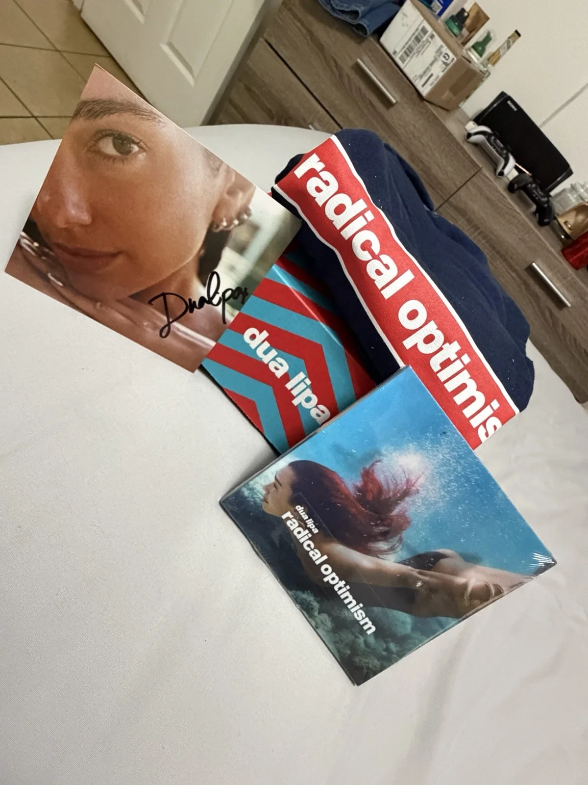 Dua Lipa Signed Art Card Box Set Radical Optimism, Large T-Shirt & CD, изображение 3