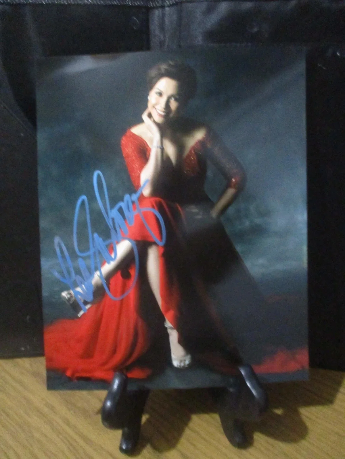 LEA SALONGA — LEA SALONGA AUTHENTIC AUTOGRAPHED/SIGNED 8X10 PHOTO (MULAN) (BROADWAY LEGEND), image 2