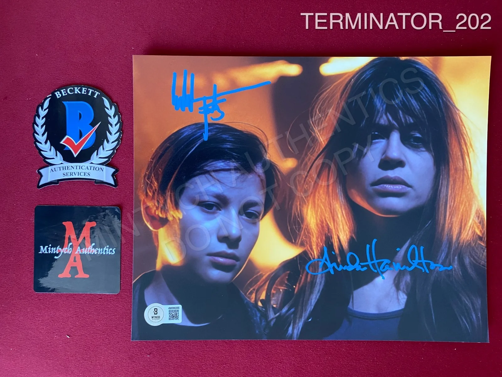 Linda Hamilton, Edward Furlong — Linda Hamilton Edward Furlong Terminator 2 dual signed 8x10 photo Beckett COA