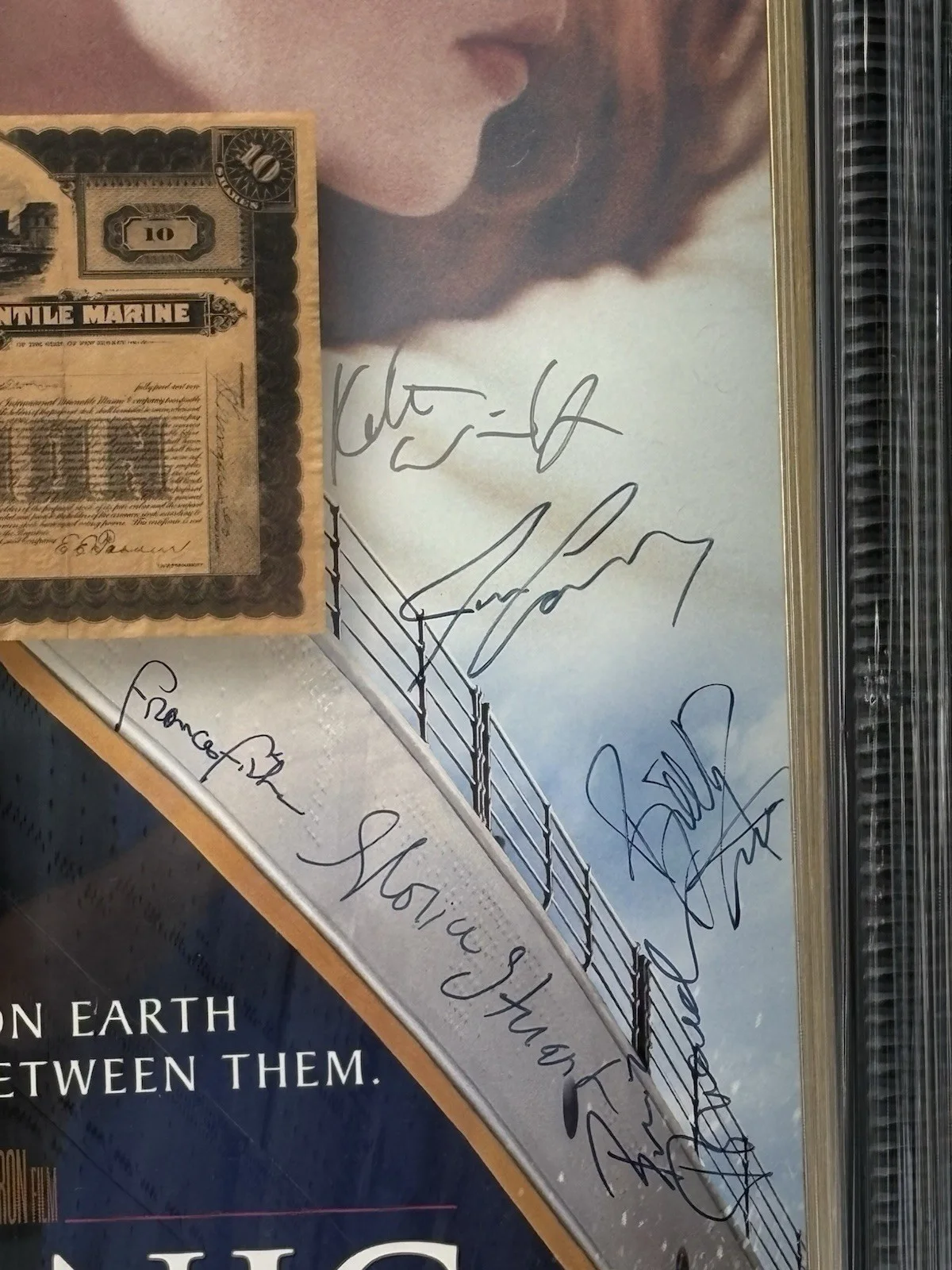 Leonardo DiCaprio, Kate Winslet, Kathy Bates, Frances Fisher — Titanic Cast (11) Signed Movie Poster Framed Model Of Ship and Stock Cert Becket, изображение 3
