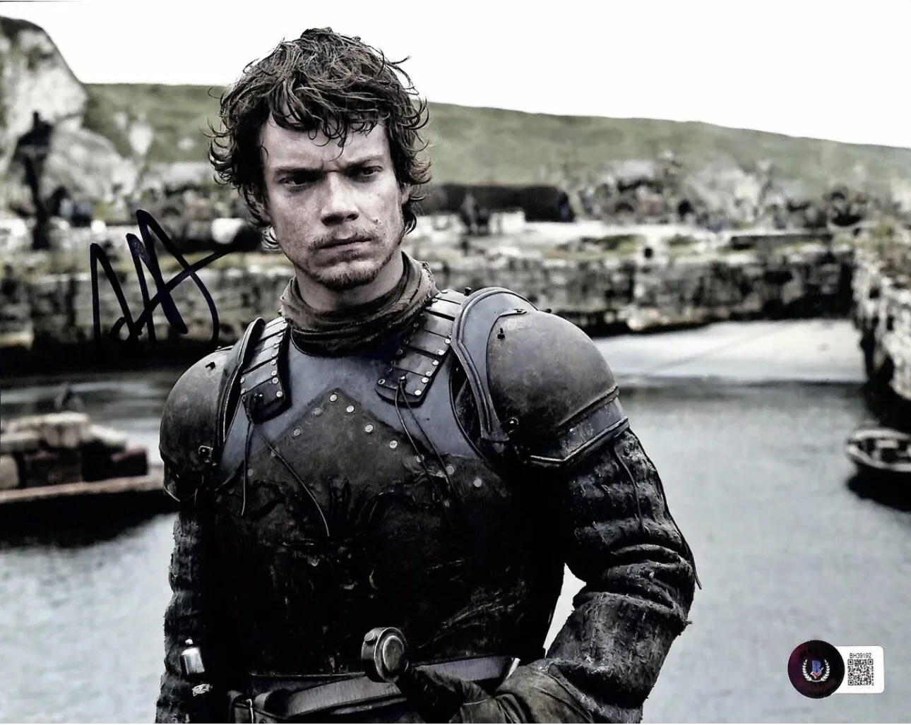 Alfie Allen — Game of Thrones Alfie Allen Signed 8x10 Photo Beckett BAS COA Theon Greyjoy ￼
