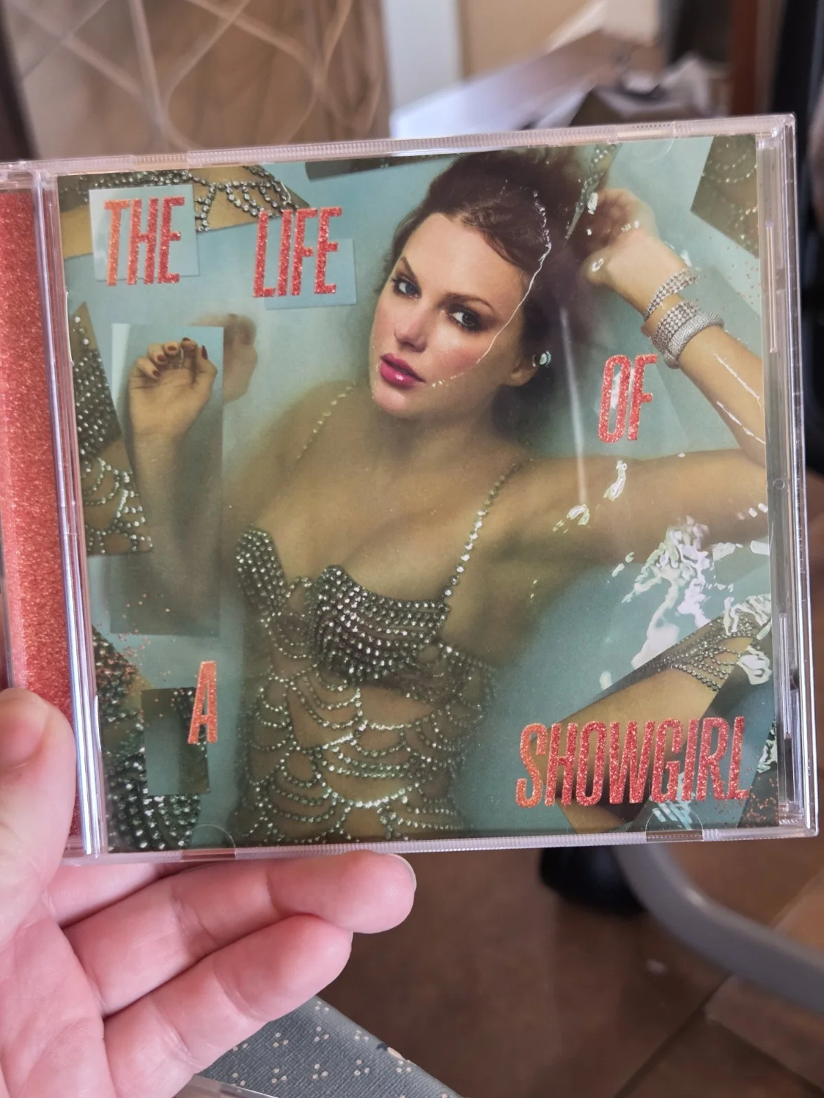 Taylor Swift - The Life of a Showgirl CD + Hand Signed PHOTO 1 *IN HAND*, изображение 2