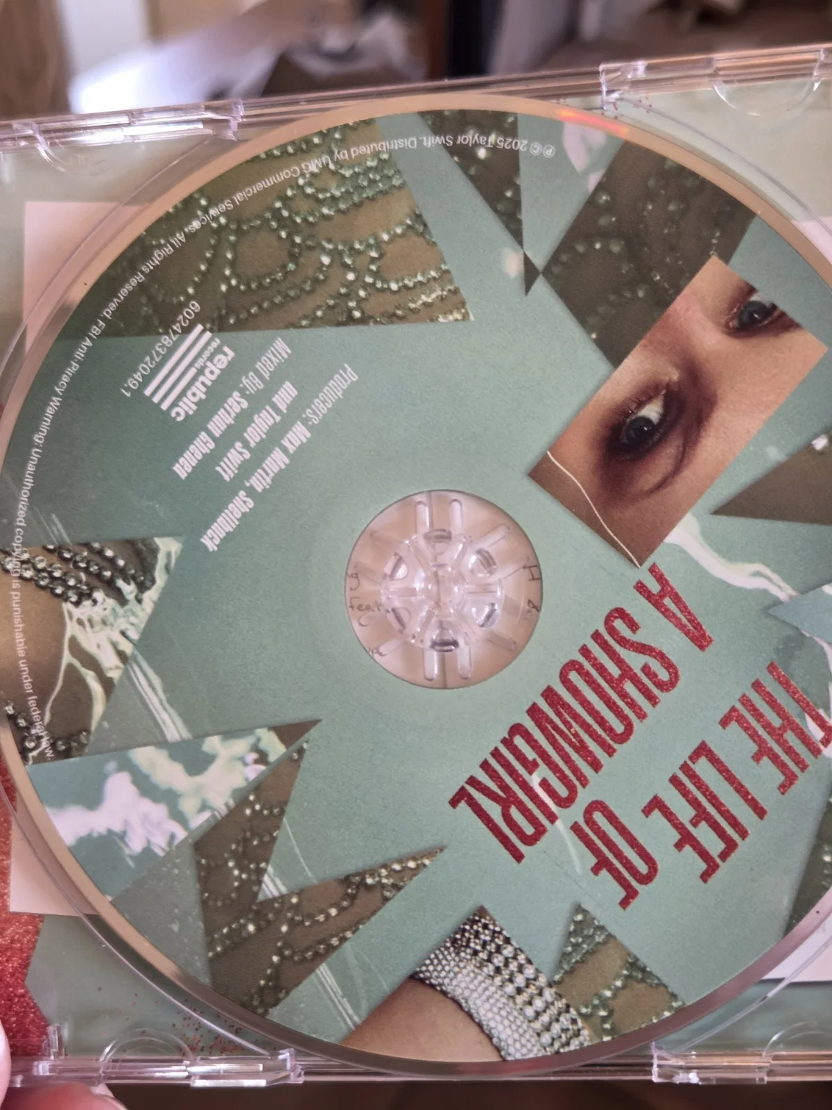 Taylor Swift - The Life of a Showgirl CD + Hand Signed PHOTO 1 *IN HAND*, изображение 3