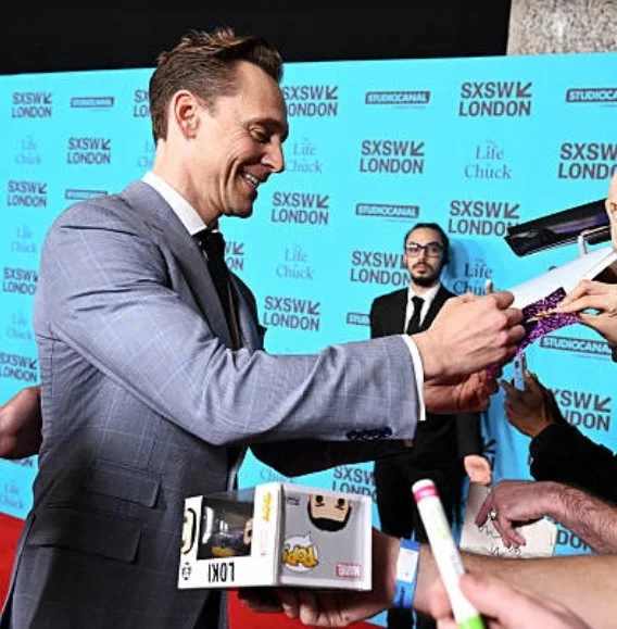 Tom Hiddleston — Tom Hiddleston Avengers Loki Hand Signed Autograph Photo 12x8 COA, изображение 2