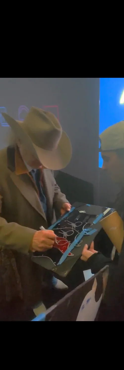 GFA Country Legend * DWIGHT YOAKAM * Signed Electric Guitar PROOF COA, изображение 3