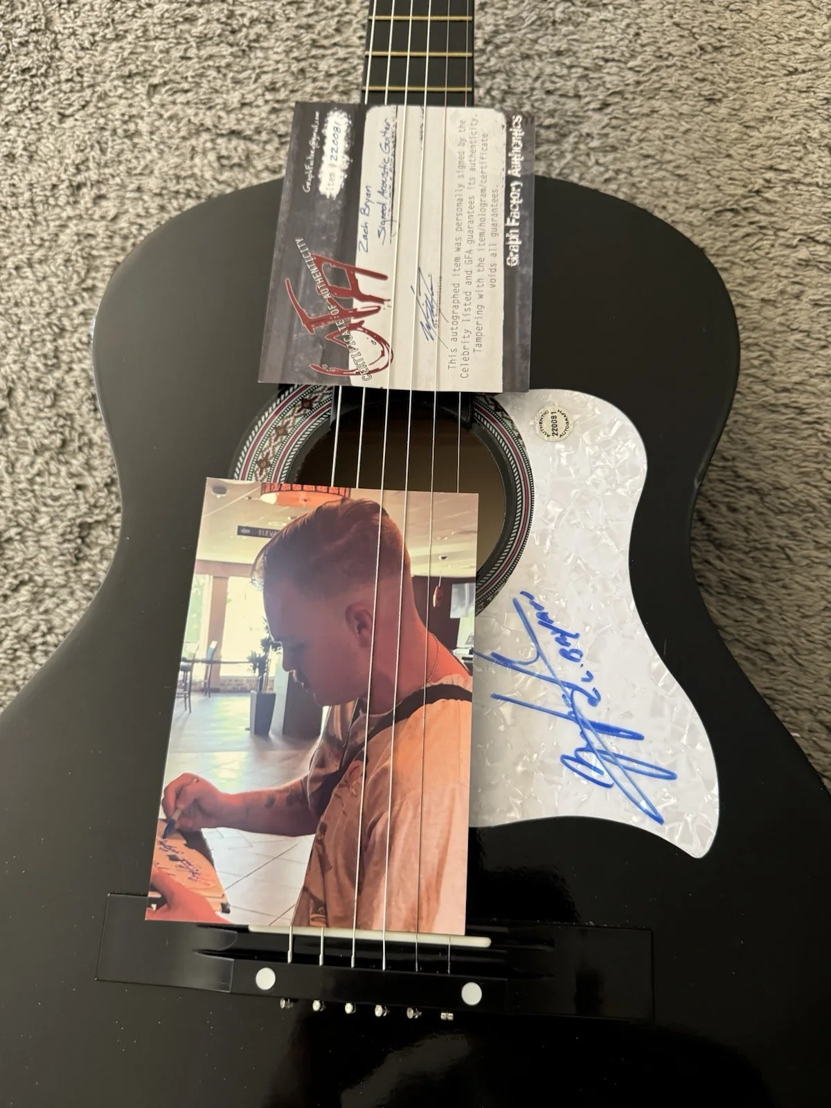 Zach Bryan Signed Autographed Acoustic Guitar w/ GFA And Picture Proof, изображение 2