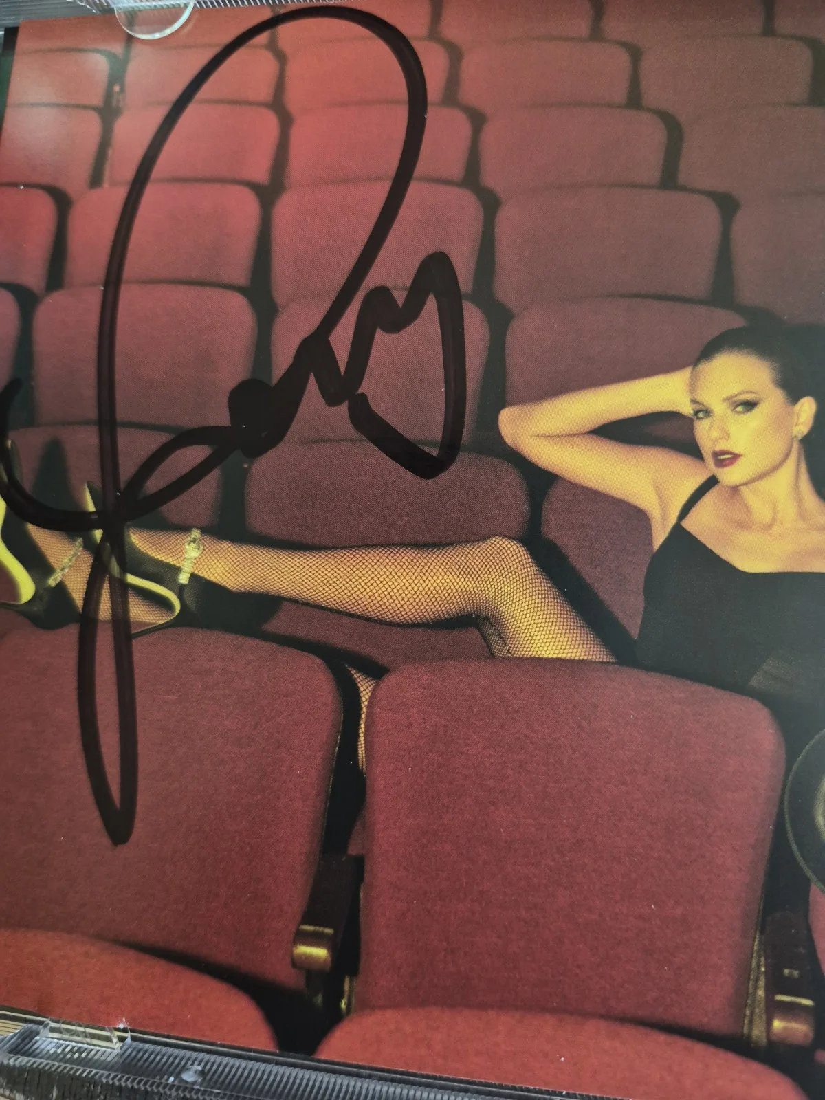 Taylor Swift The Life Of A Showgirl Signed CD Photo 4, изображение 2