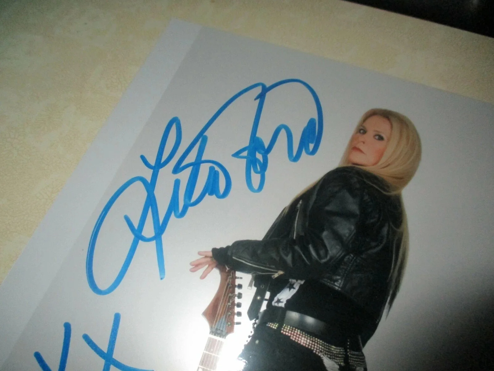 LITA FORD (THE RUNAWAYS) AUTOGRAPHED/SIGNED 8X10 PHOTO--JSA CERTIFIED, изображение 2