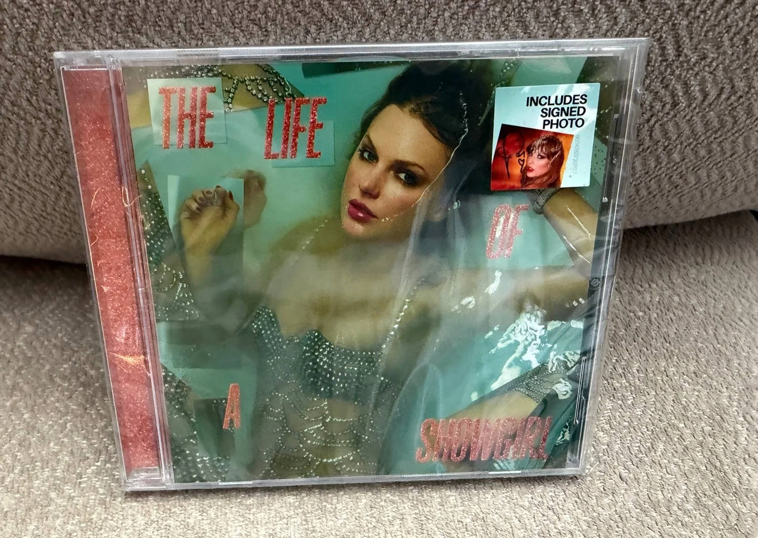 Taylor Swift - The Life of a Showgirl CD + Hand Signed PHOTO 1 *IN HAND*, изображение 2