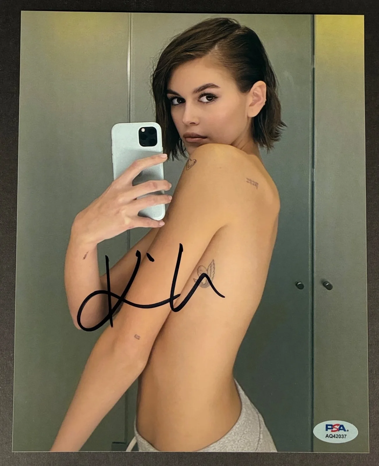 Kaia Gerber — KAIA GERBER SIGNED 8x10 PHOTO PSA DNA AUTOGRAPH MIRROR SELFIE