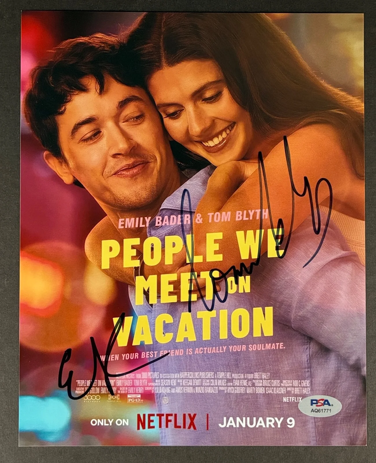 Emily Bader, Tom Blyth — EMILY BADER TOM BLYTH SIGNED 8x10 PHOTO PSA DNA PEOPLE WE MEET ON VACATION CAST