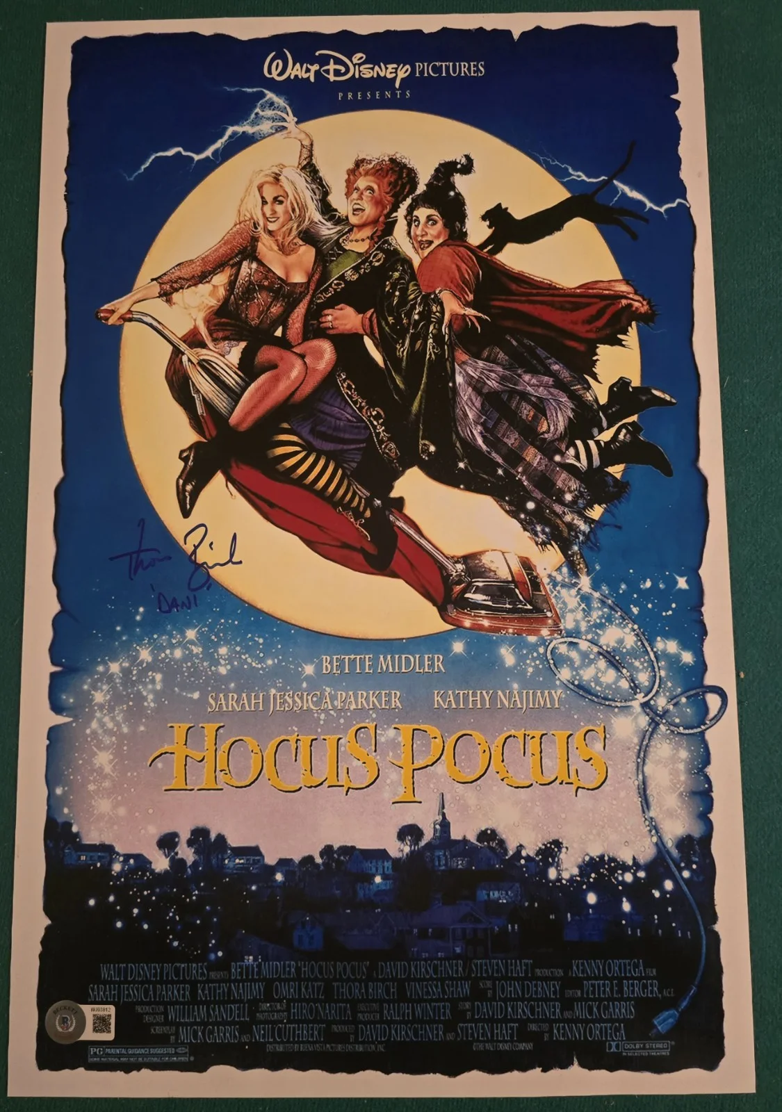Thora Birch — Thora Birch Signed 11X17 Hocus Pocus Beckett Witnessed