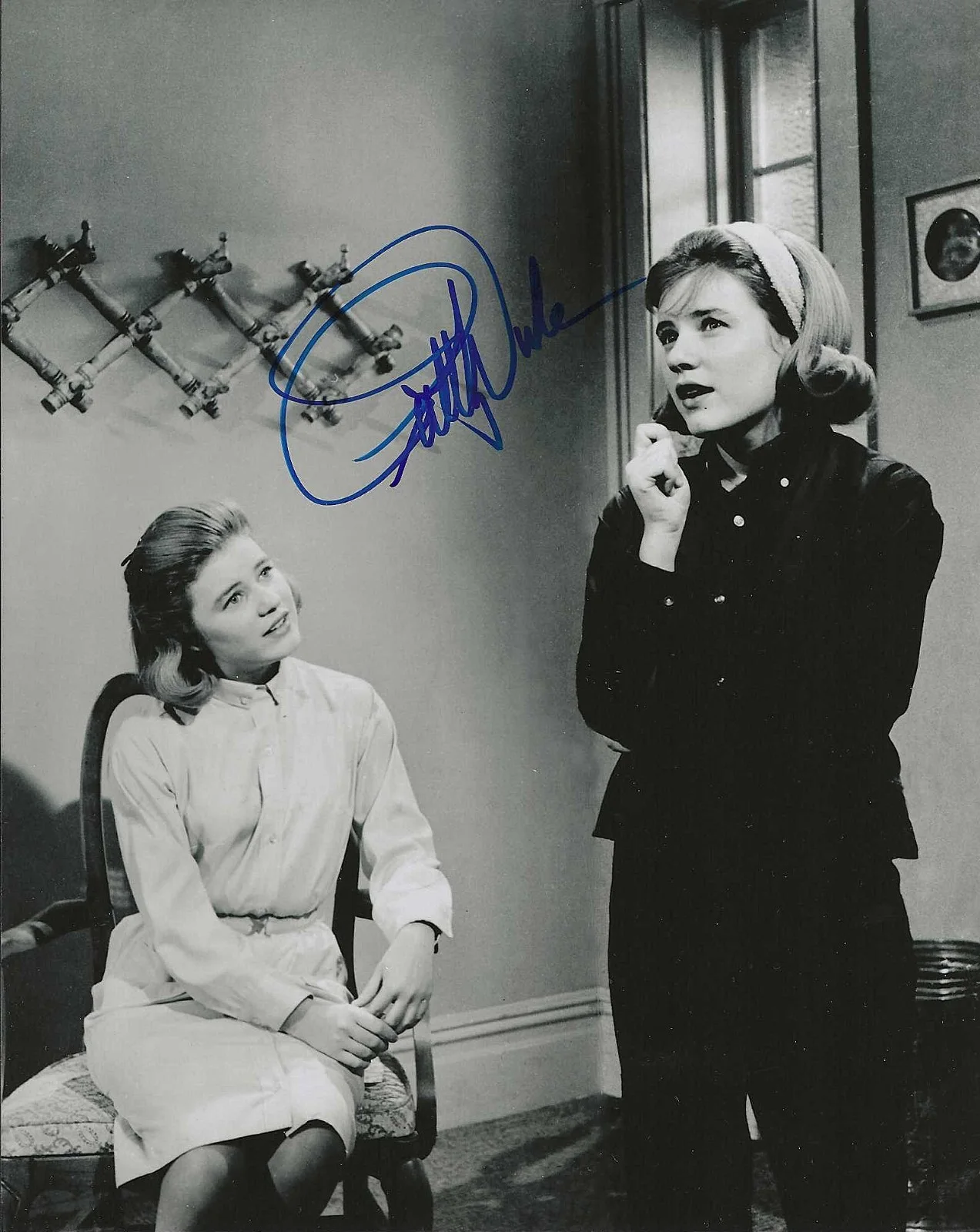 PATTY DUKE — PATTY DUKE HAND SIGNED VINTAGE PATTY DUKE SHOW PHOTO 8x10